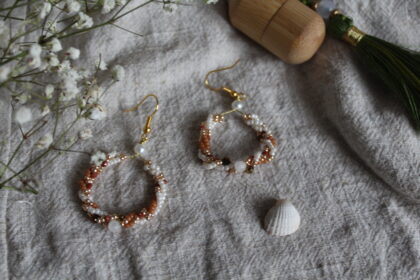 kolczyki zwijane ze szklanych koralikow z kamieniai naturalnymi