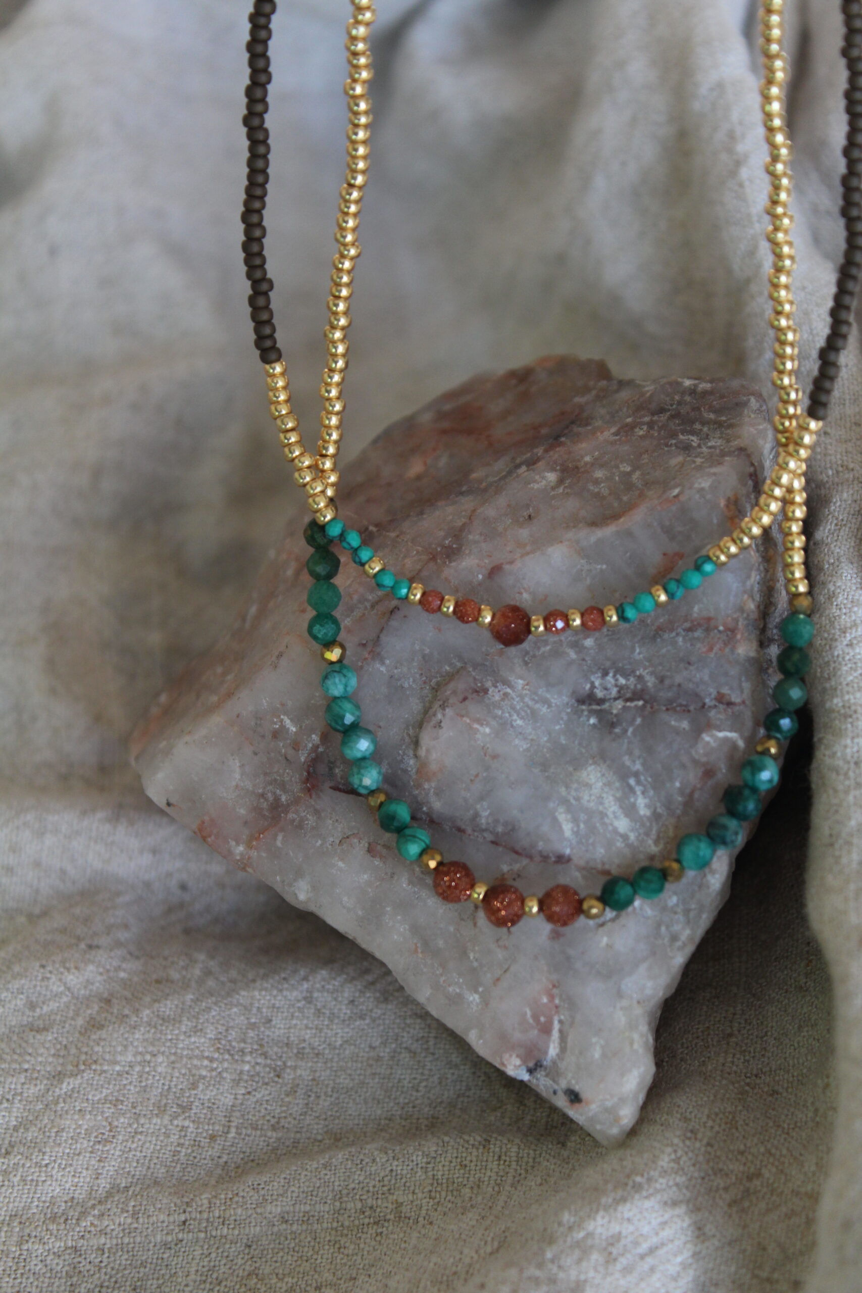 elegancki kobiecy zielony naszyjnik