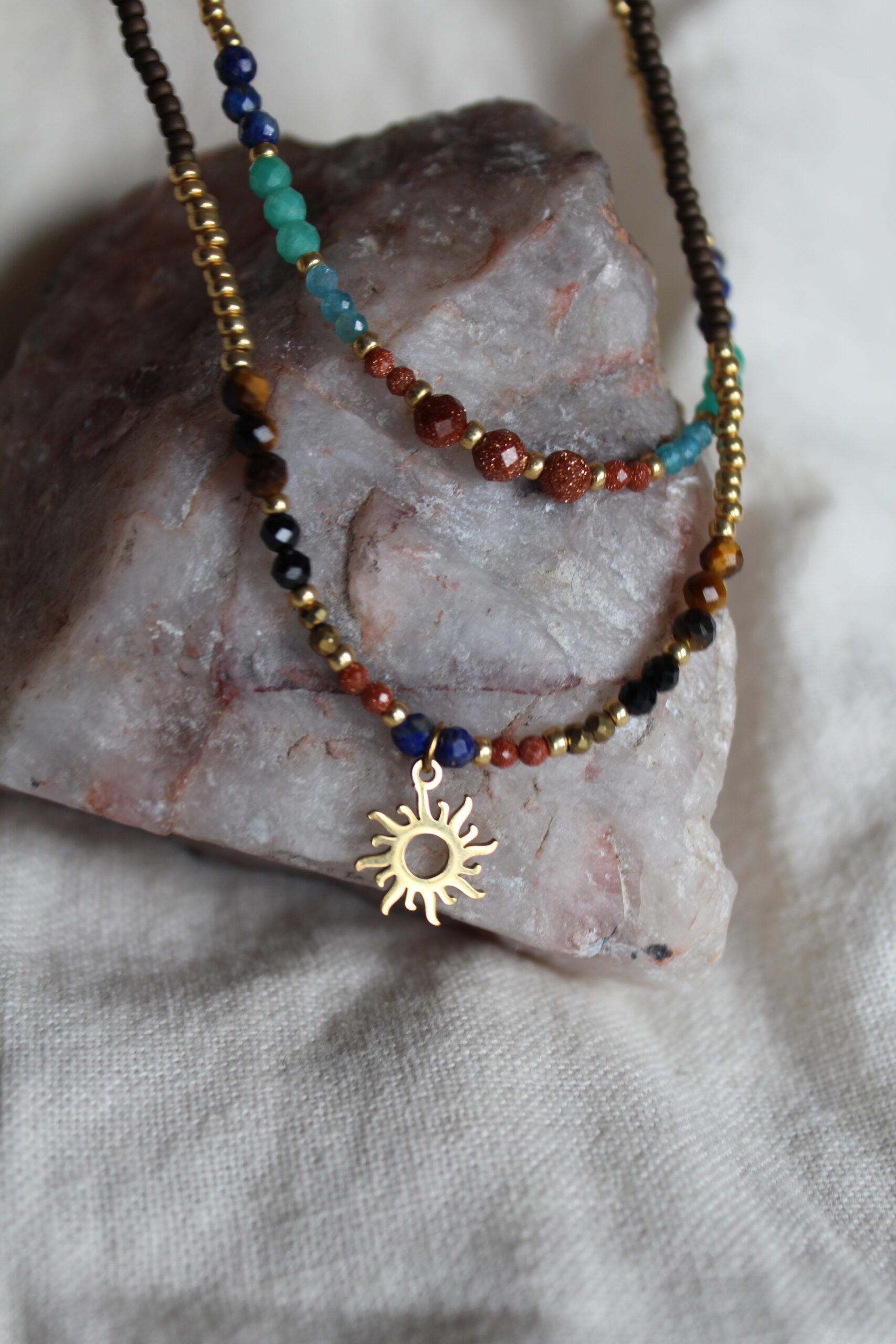 naszyjnik kobiecy z kamienami