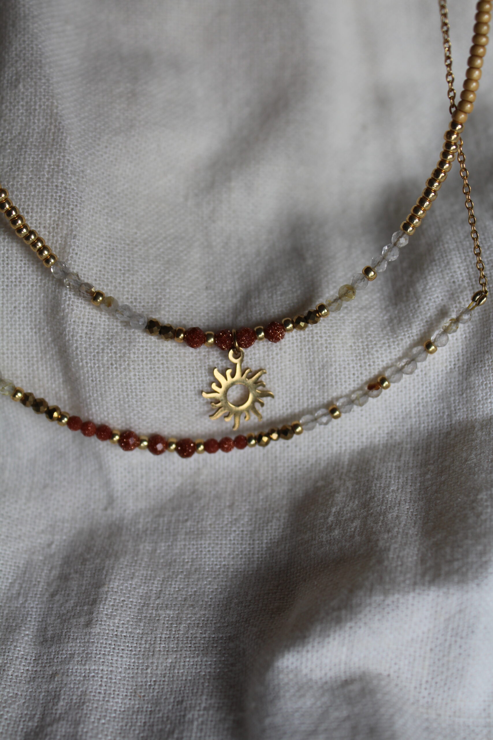 naszyjnik y kamieniami naturalnymi