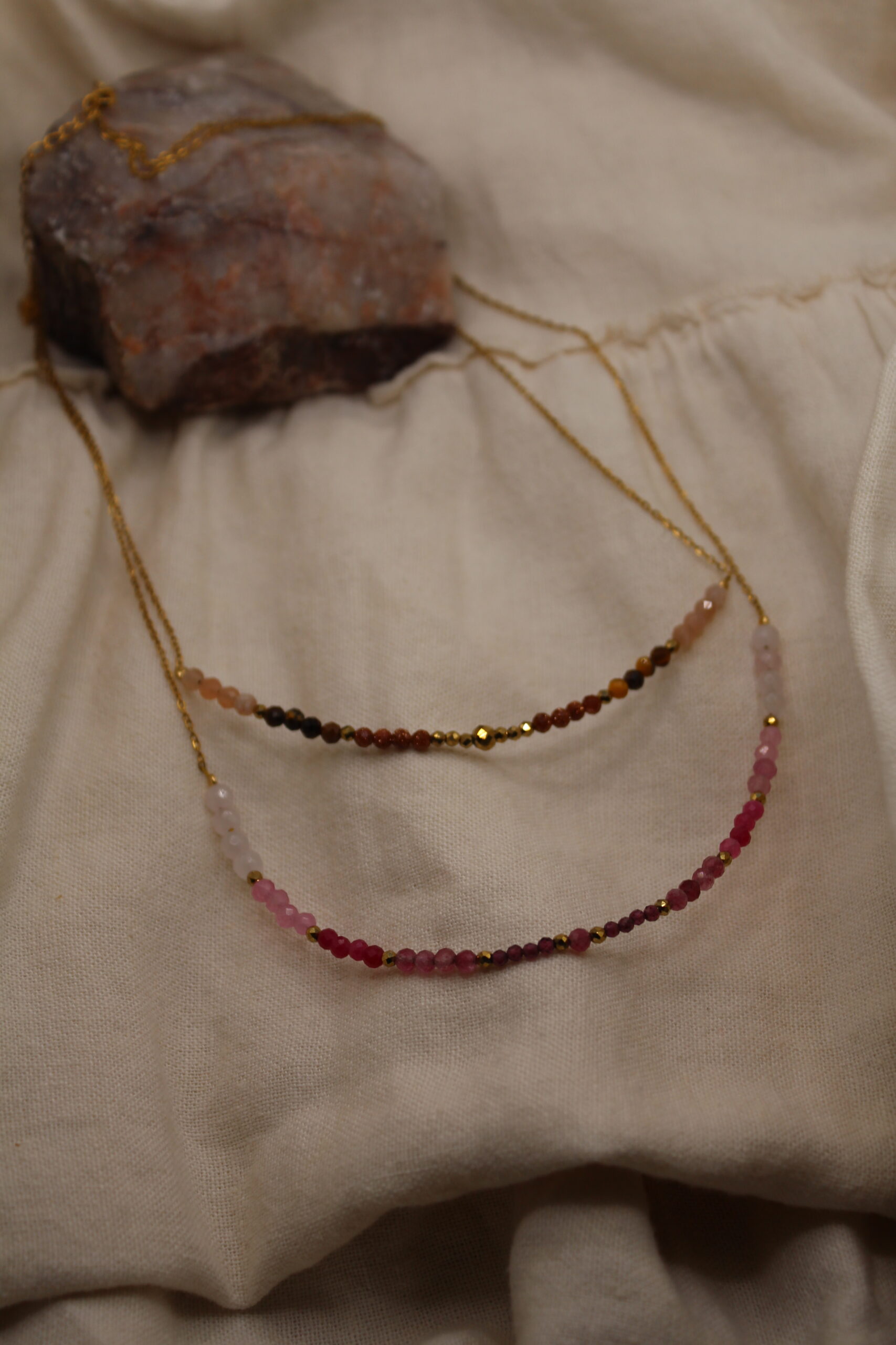 naszyjnik na łańcuszku z kamieniami naturalnymi