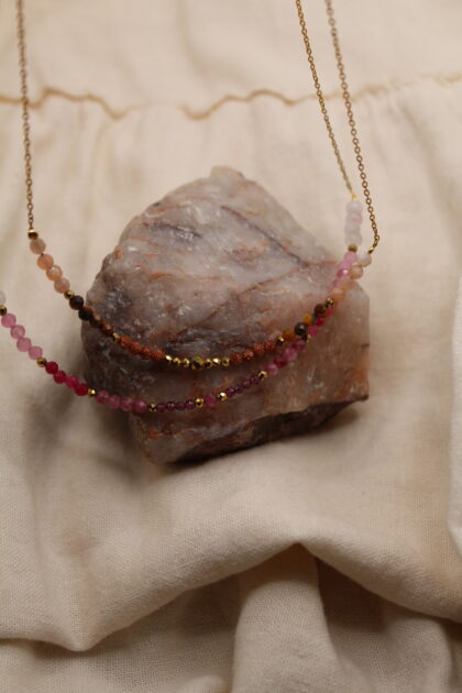 naszyjnik na łańcuszku z kamieniami naturalnymi