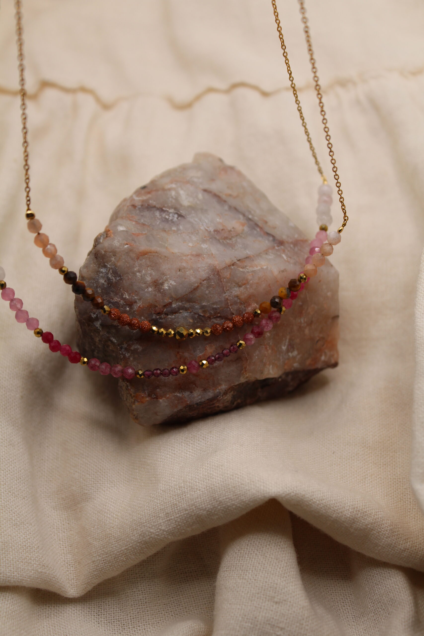 naszyjnik na łańcuszku z kamieniami naturalnymi