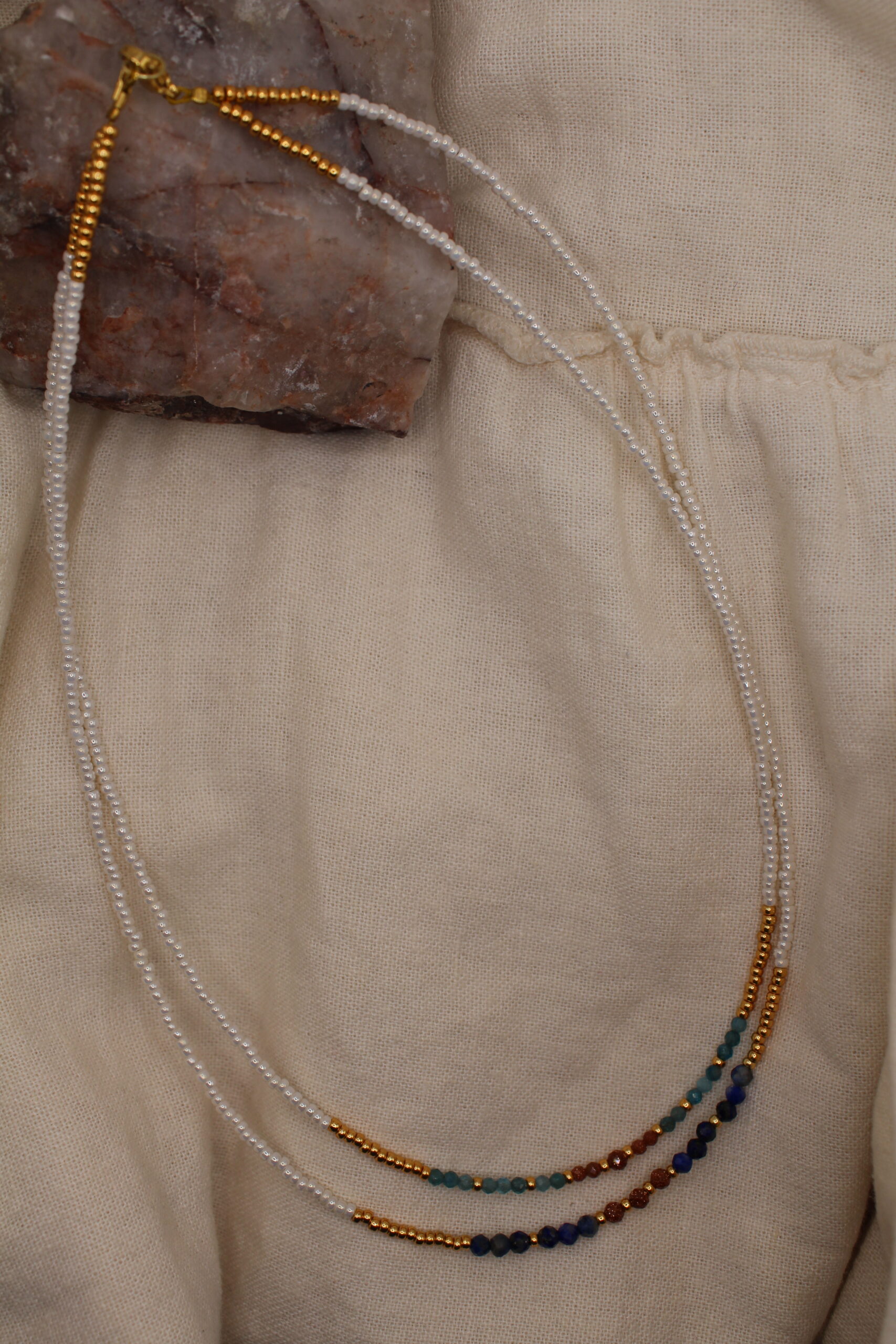 biały naszyjnik grecki kaienie naturalne