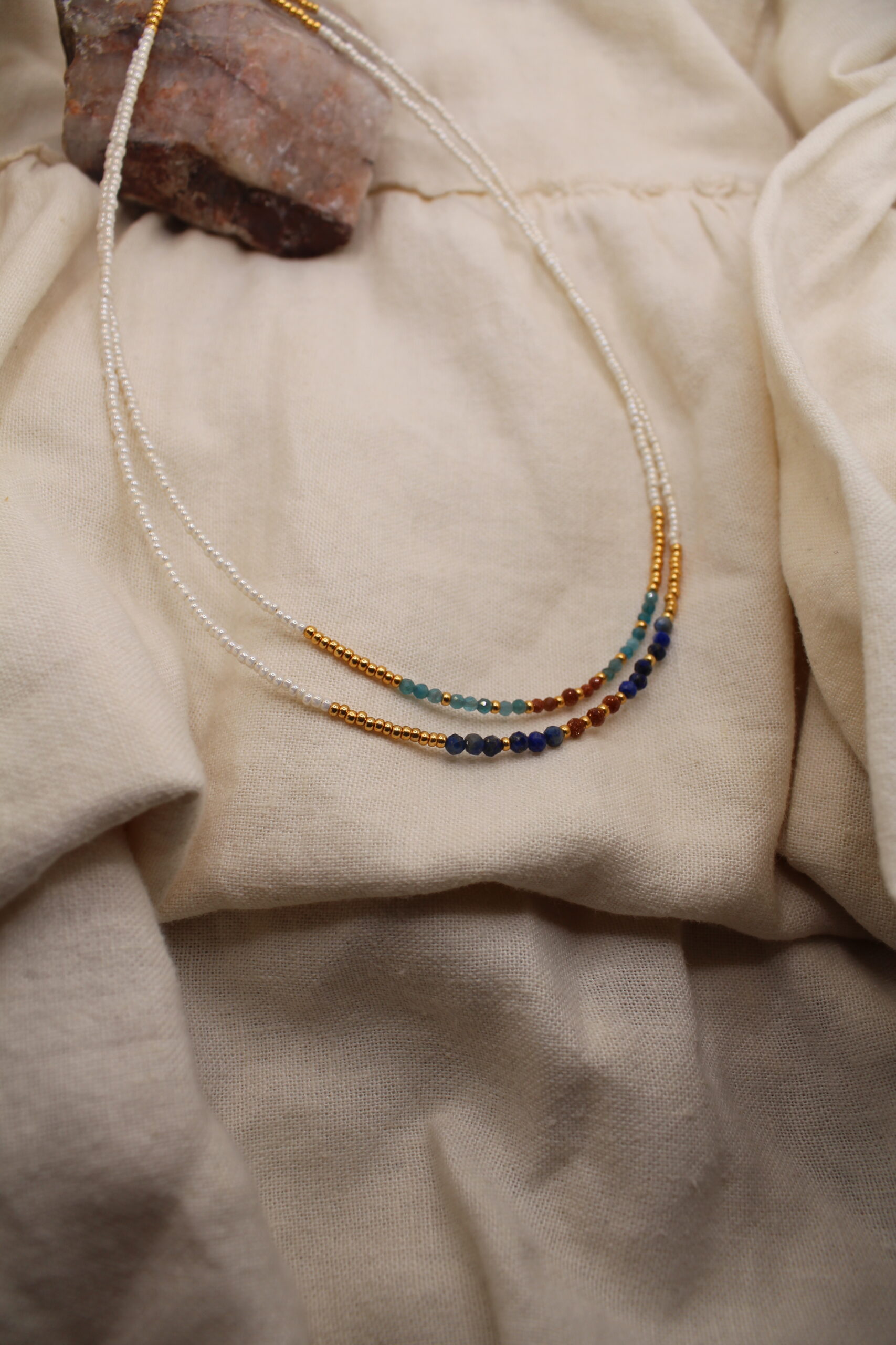 biały naszyjnik grecki kaienie naturalne