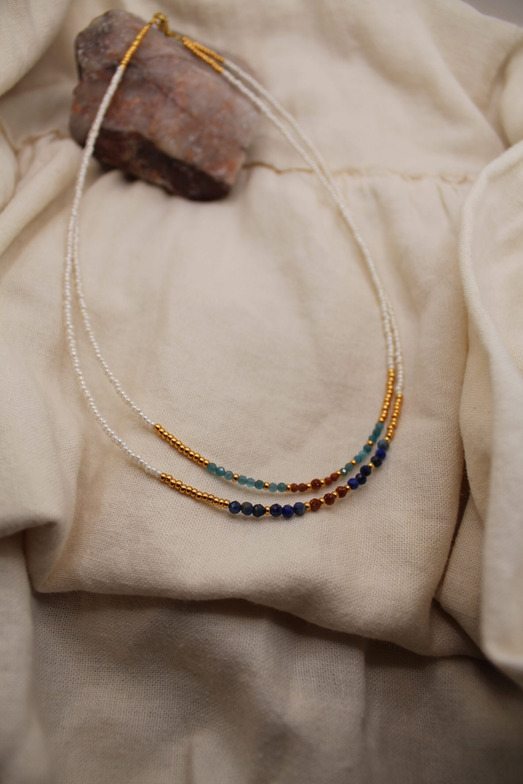 biały naszyjnik grecki kaienie naturalne