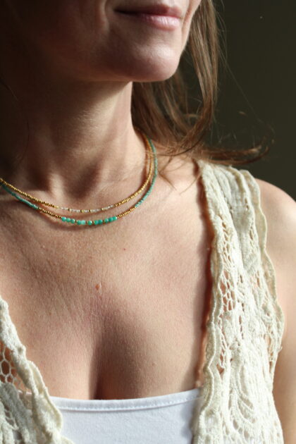 kobiecy naszyjnik z kamieniami szlachetnymi